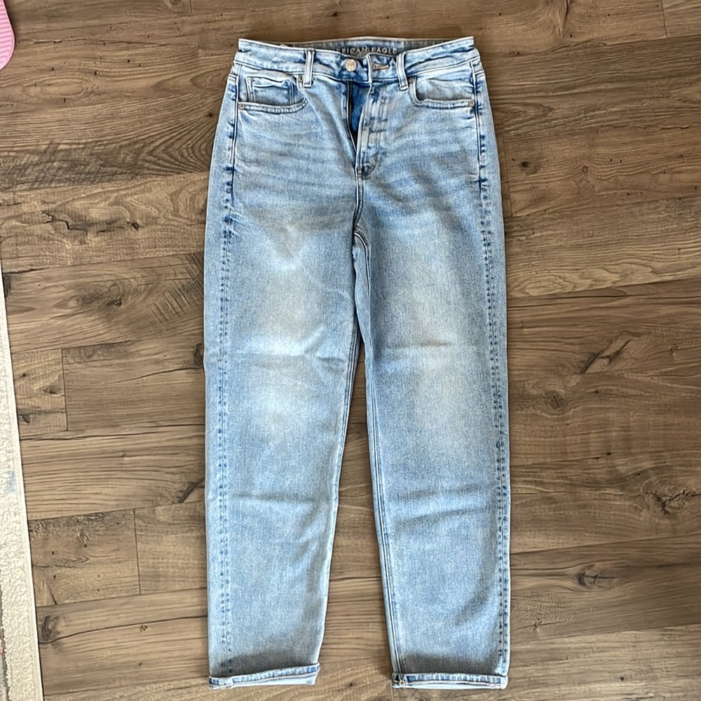 LIKE NEW American Eagle Mom Jeans Size 4 - Picture 6 of 11